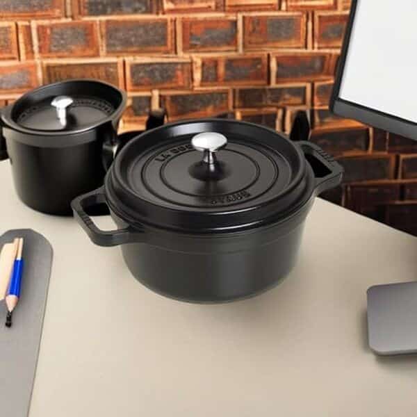 Staub Cocotte ronde avec couvercle 2.75-quart Noir mat.