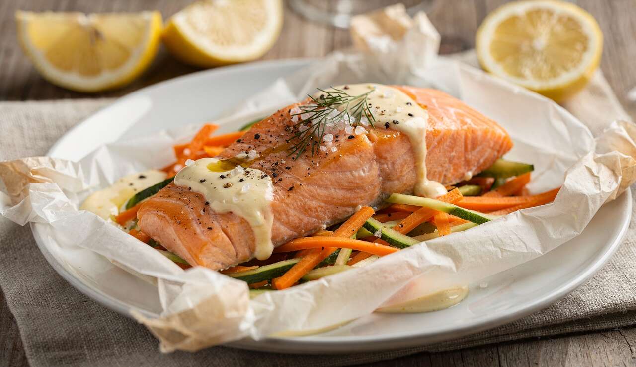 Papillote de saumon au beurre blanc minute : recette facile et rapide