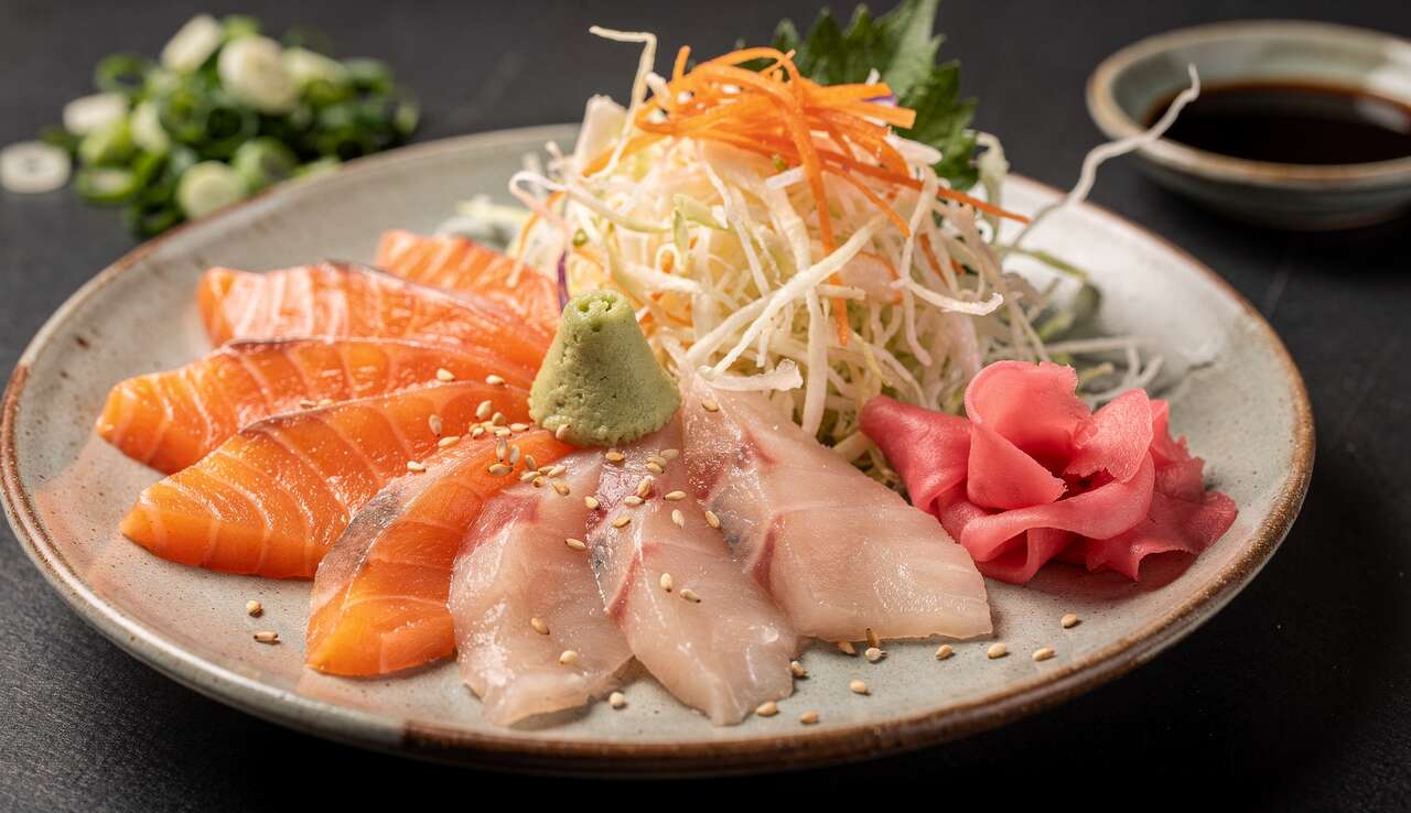 Sashimi de saumon et daurade, salade de chou au miso