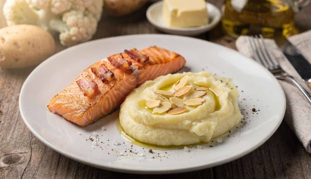 Dos de saumon piqué au fumé, purée au chou-fleur et amandes