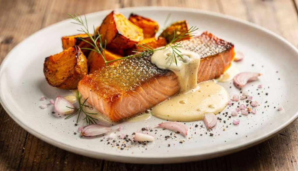 Pavé de saumon rôti, potiron au beurre et beurre blanc à l'huître