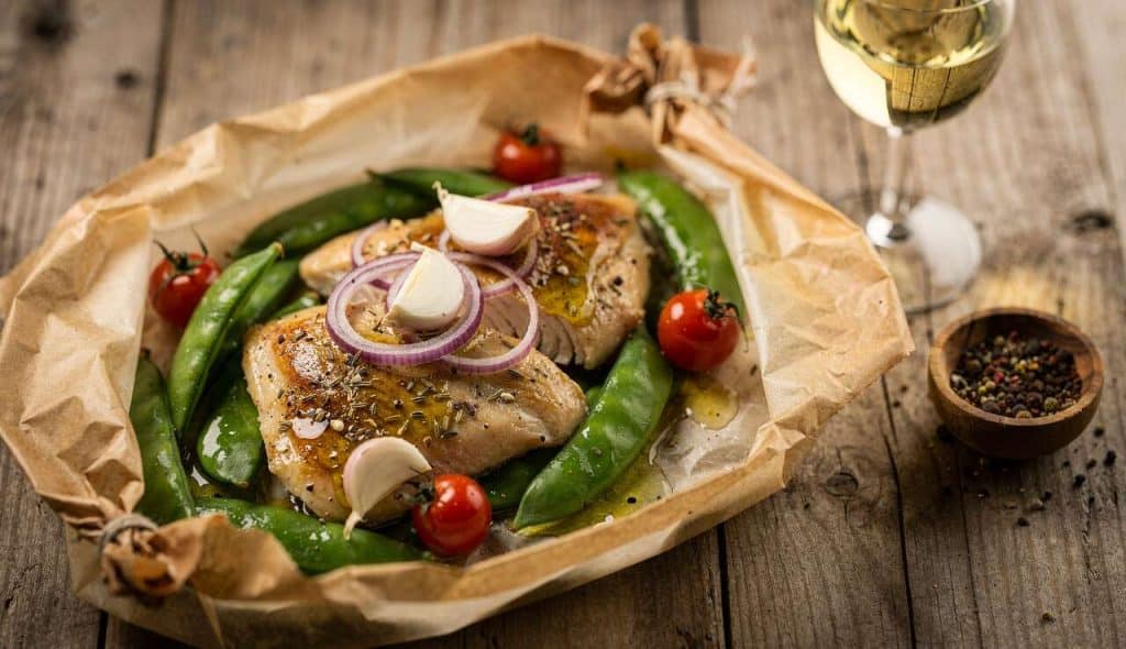 Papillote de poulet : recette aux pois gourmands et tomates