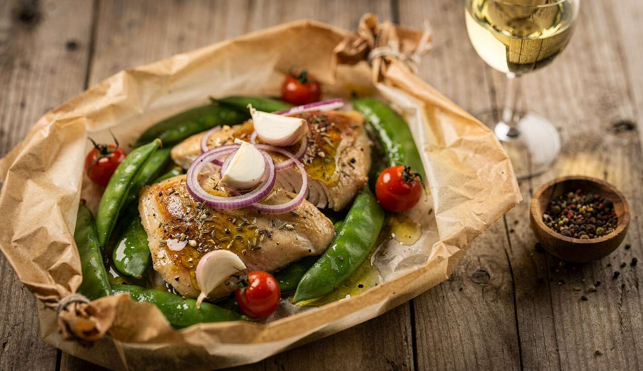 Papillote de poulet : recette aux pois gourmands et tomates
