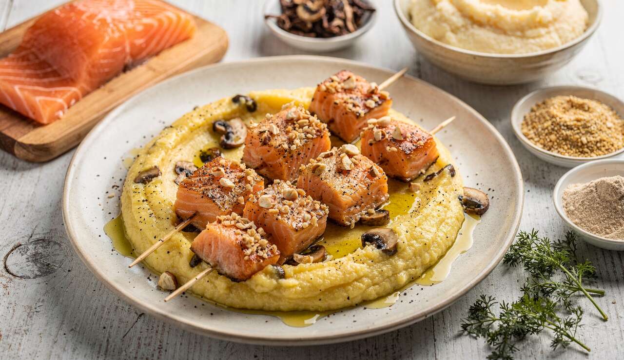 Brochettes de saumon pané aux noisettes et polenta aux champignons