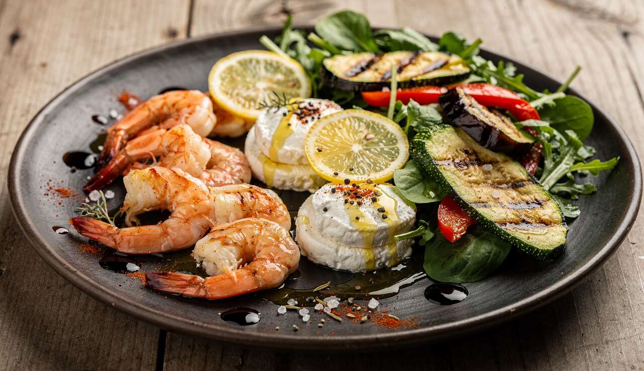 Salade de gambas et chèvre frais : une recette aux légumes grillés