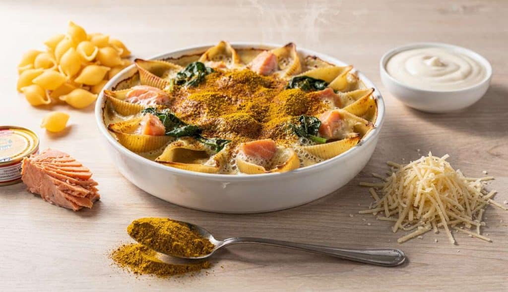 Gratin de coquillettes au saumon, épinards et curry