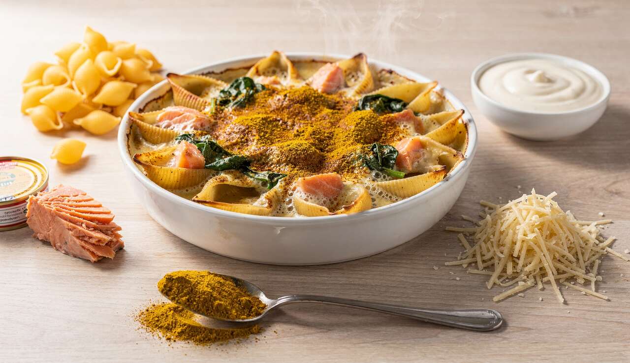 Gratin de coquillettes au saumon, épinards et curry