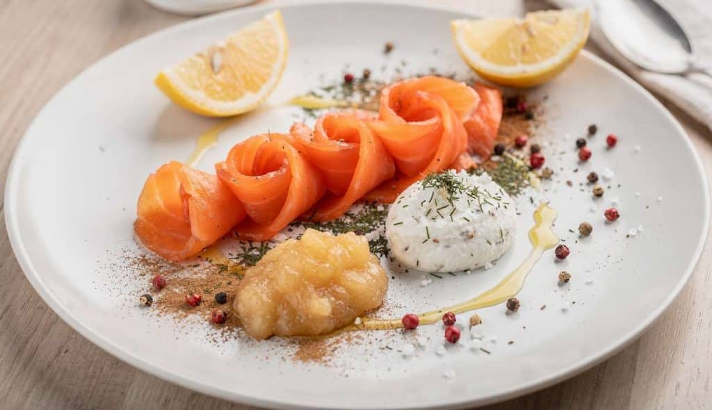 Sifflet de saumon fumé à la pomme, cumin et sauce au raifort allégée