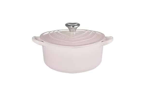 Découvrez notre test complet de la casserole Le Creuset en forme de cœur, idéale pour vos repas romantiques et colorée en rose tendre. Taille parfaite de 20 cm pour une cuisine élégante et performante.