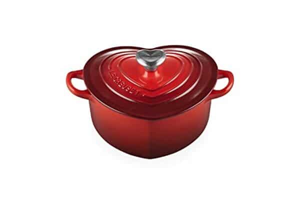 Découvrez notre avis sur la cocotte cœur en fonte 20 cm de le creuset en couleur cerise, un incontournable pour des plats savoureux et romantiques.
