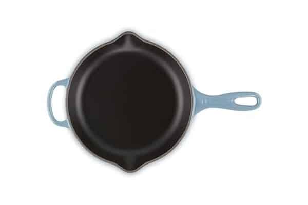 Explorez les performances de la poêle en fonte Le Creuset Skillet Signature de 23 cm dans notre test détaillé : robustesse, design et cuisson parfaite au rendez-vous.