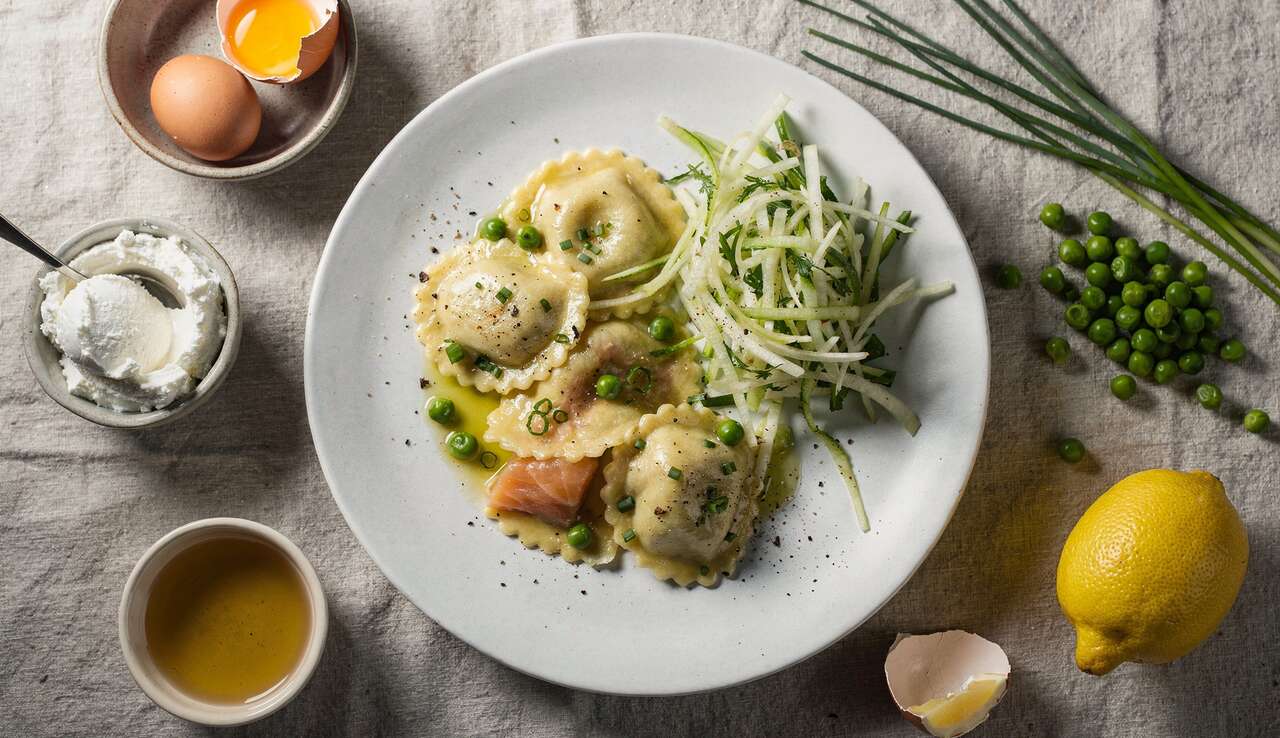 Ravioles de saumon et petits pois, salade de fenouil et pomme, vinaigrette au cidre
