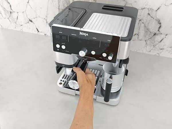 Découvrez le test complet de la machine à café 2-en-1 ninja ES501EU. Préparez de délicieux lattes et cappuccinos chez vous avec style et facilité.