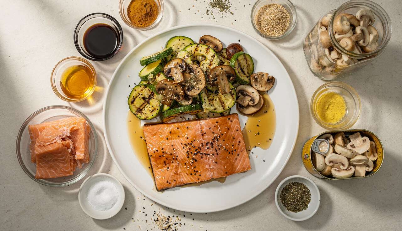Marinade de saumon exotique, salade de courgettes et champignons à la coriandre