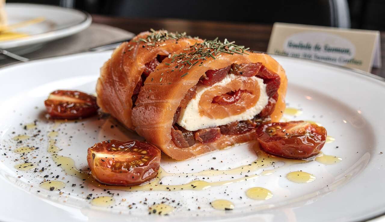 Roulade de saumon, vache qui rit et tomates confites : recette savoureuse