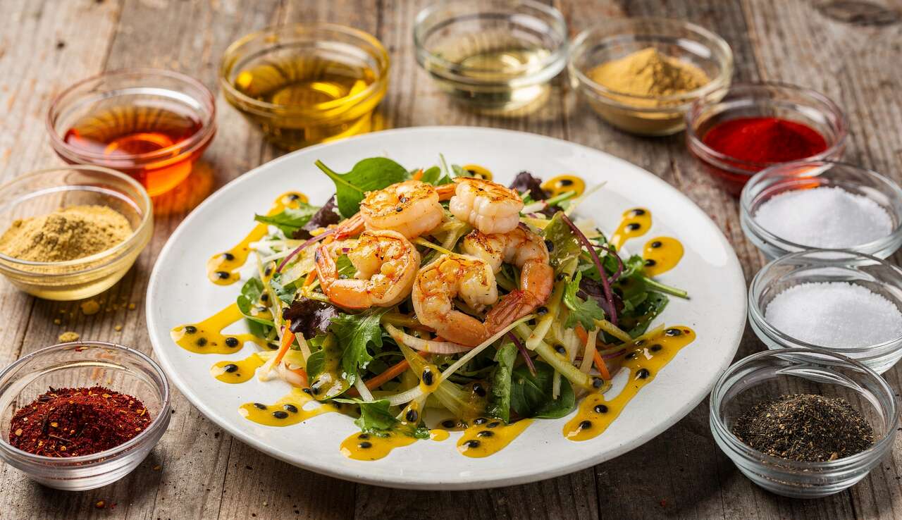 Salade de gambas sautées, sauce passion