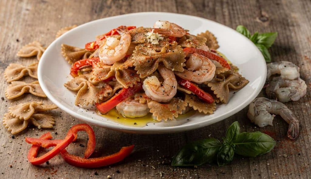 Salade de farfalle au blé complet, gambas et sauce poivron : recette savoureuse