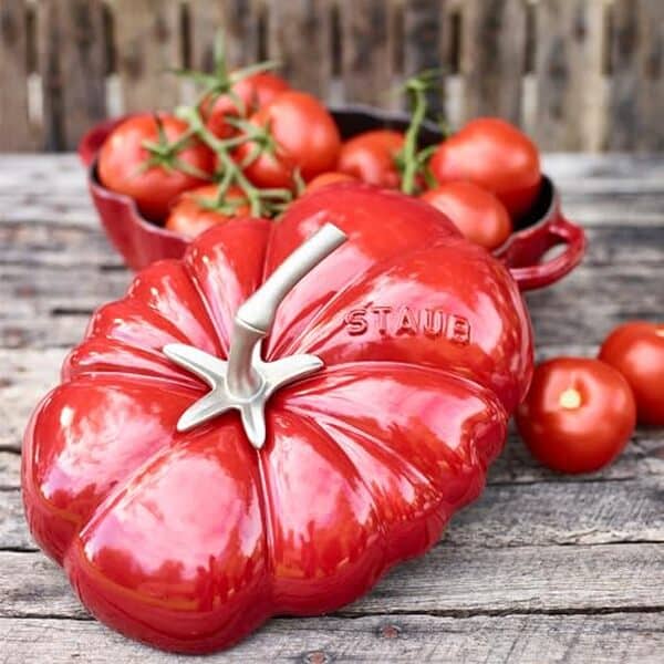 Découvrez notre test détaillé de la cocotte tomate staub et pourquoi elle pourrait devenir votre alliée incontournable en cuisine pour des plats savoureux et authentiques.