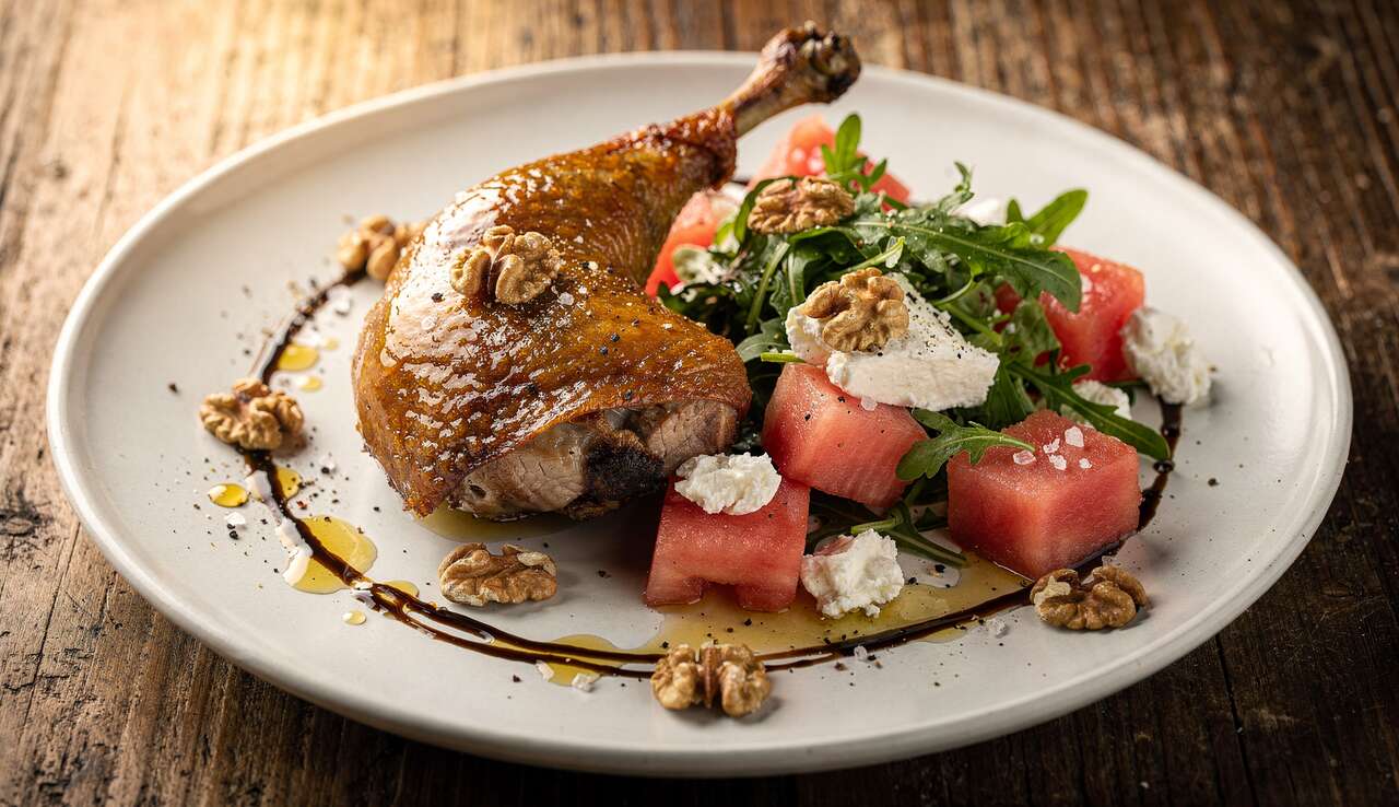Cuisse de canard confite : salade de pastèque, roquette et chèvre