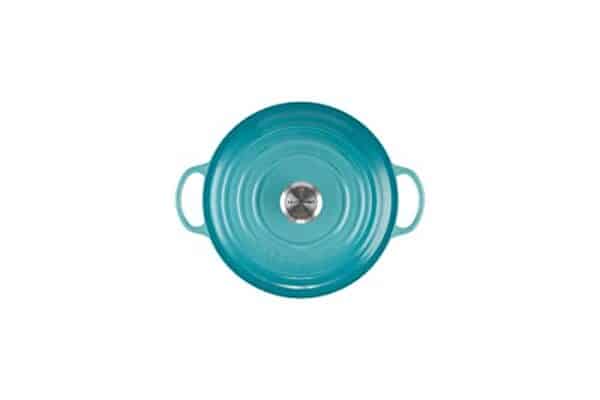 Découvrez notre test complet de la marmite Signature Le Creuset en fonte émaillée bleu caraïbes : performance, design et durabilité au rendez-vous