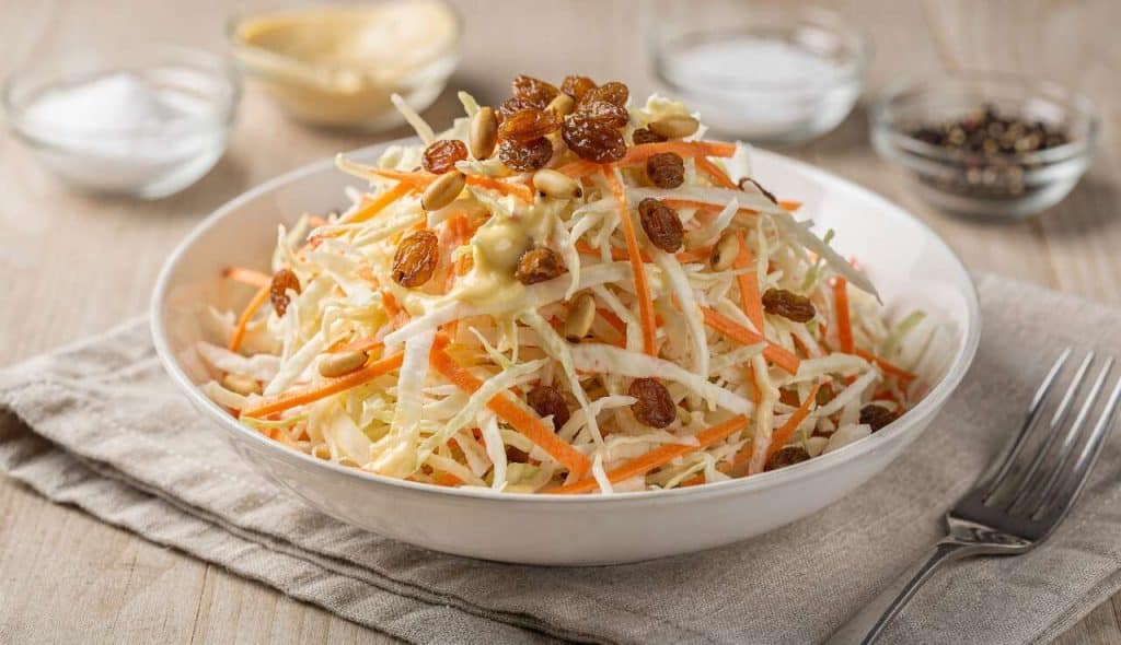 Recette Salade Coleslaw : raisins secs et pignons de pin