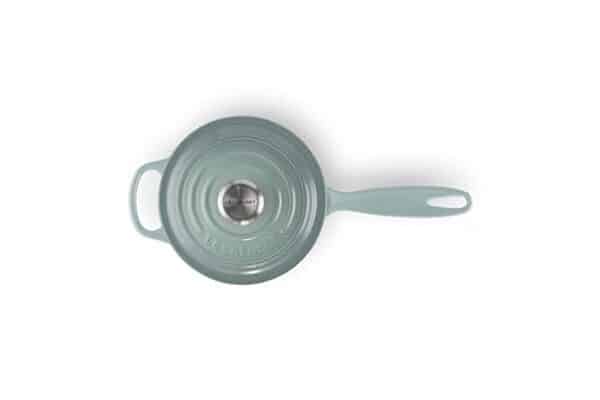 Découvrez notre test de la casserole Le Creuset Signature 1, 75 l en fonte émaillée : analyse de sa performance, durabilité et design pour une cuisine optimale