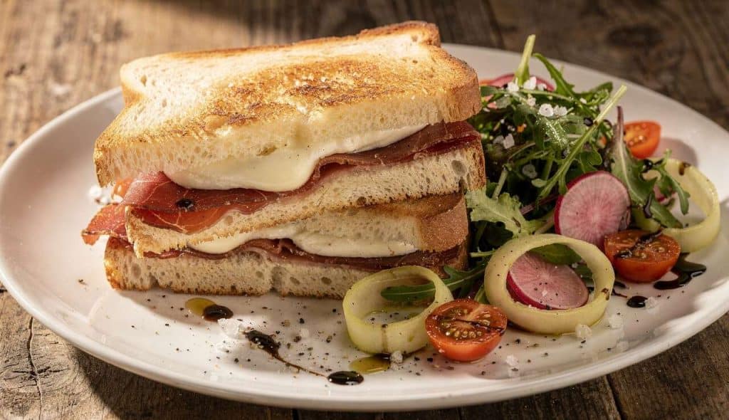 Croque mozza et bresaola avec salade de jeunes pousses et légumes croquants