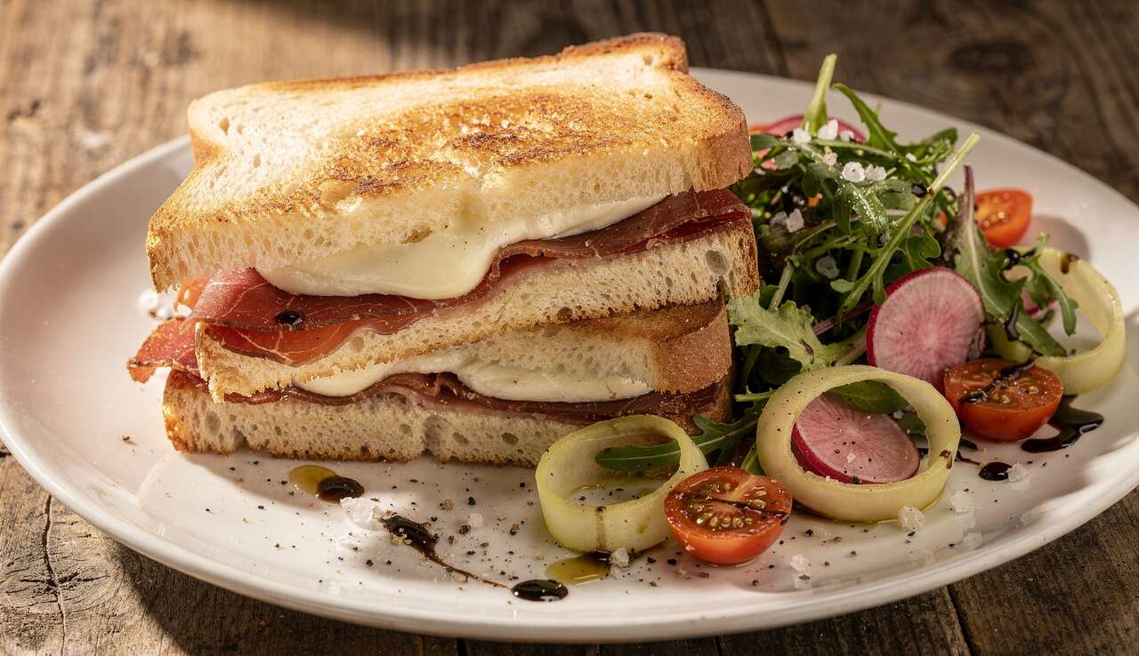 Croque mozza et bresaola avec salade de jeunes pousses et légumes croquants