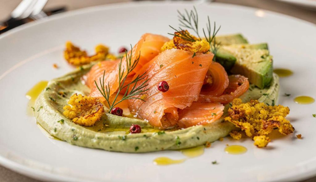 Recette fraîcheur de saumon fumé : émulsion avocat citron vert et crumble curry