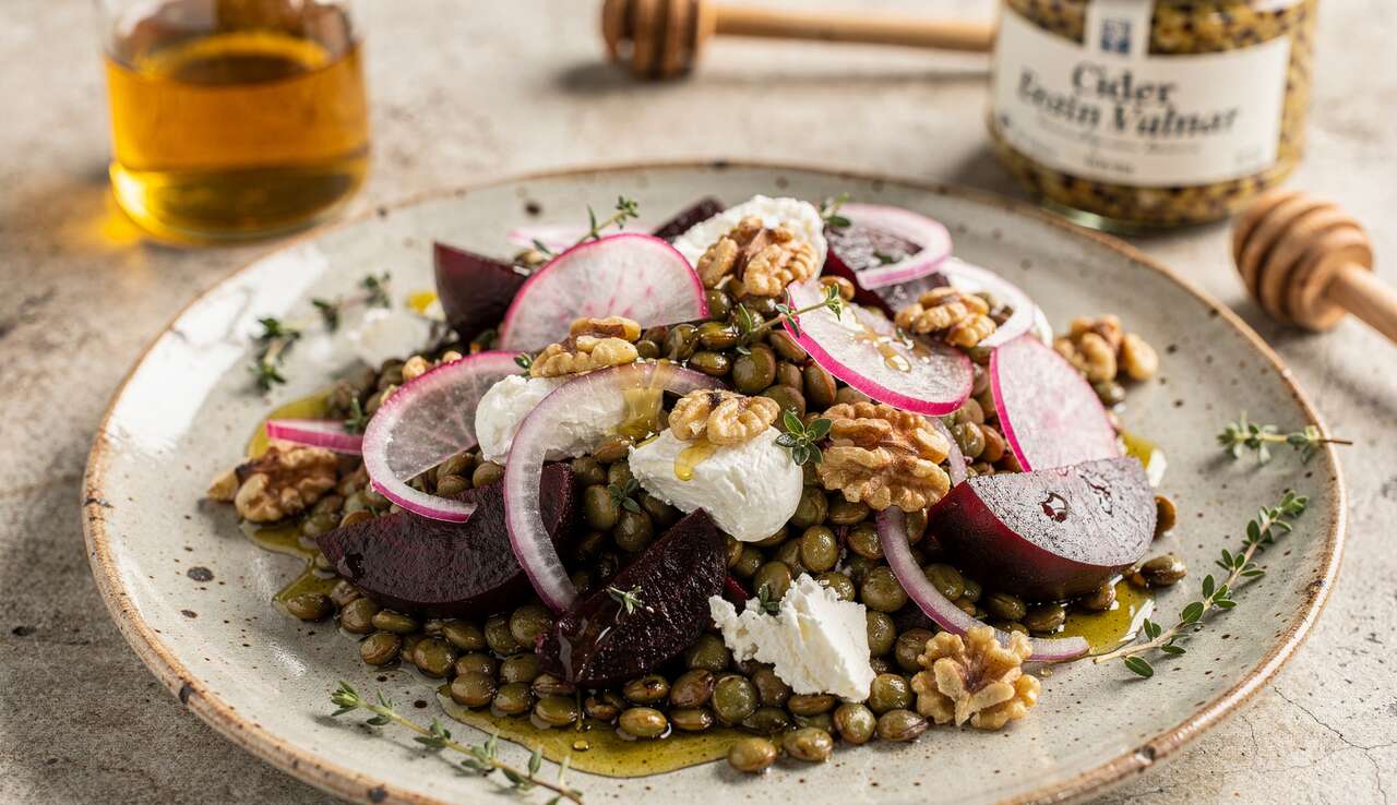 Salade tiède de radis, lentilles, betteraves et chèvre frais