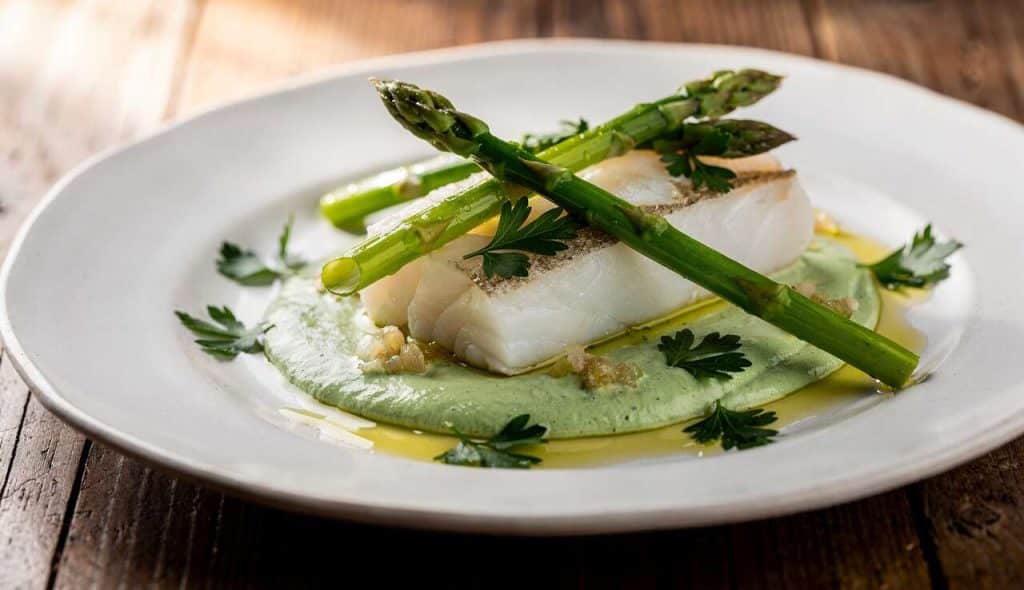 Cabillaud poché à la crème de persil et asperges glacées