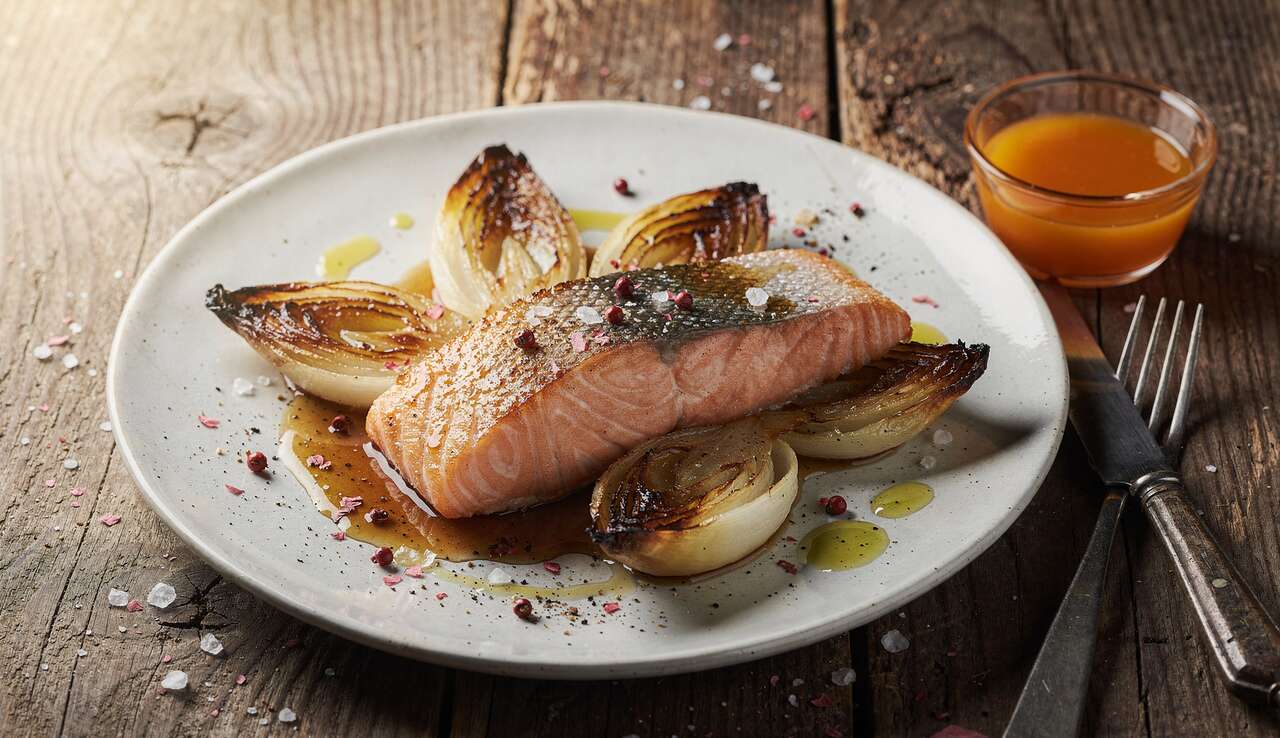 Pavé de saumon, endives poêlées, beurre de cassonade : recette gourmande