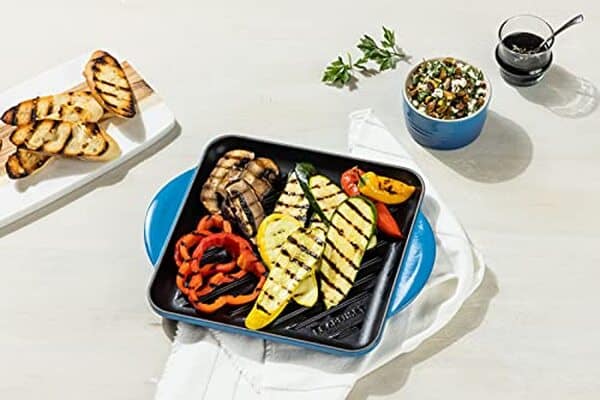 Découvrez notre test détaillé du gril carré en fonte de 24, 1 cm Le Creuset Marseille : robustesse, design et qualité au rendez-vous pour les amateurs de cuisine raffinée
