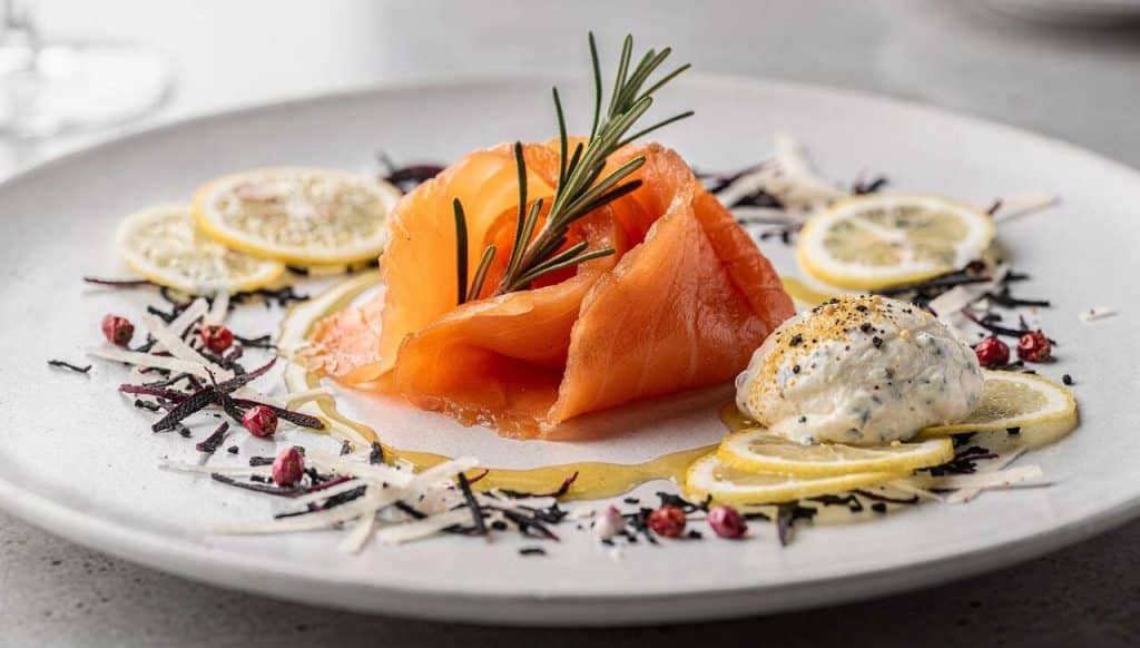 Saumon fumé au romarin, rémoulade de céleri et radis noir