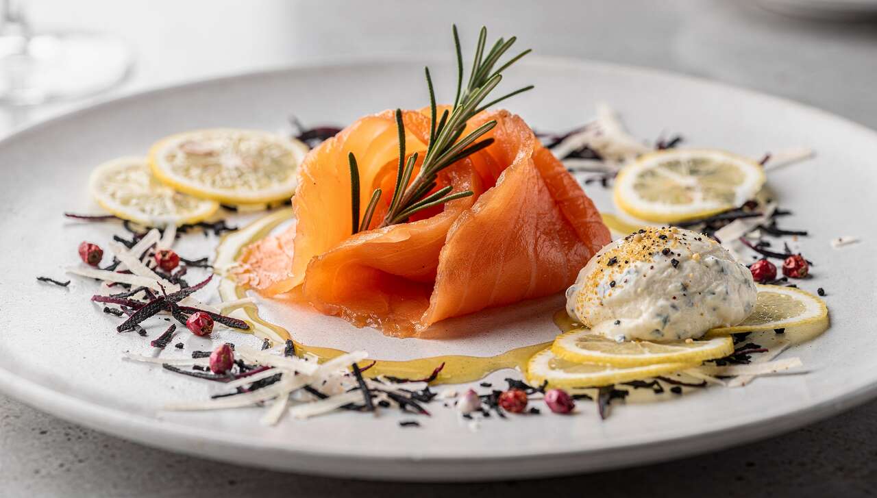Saumon fumé au romarin, rémoulade de céleri et radis noir