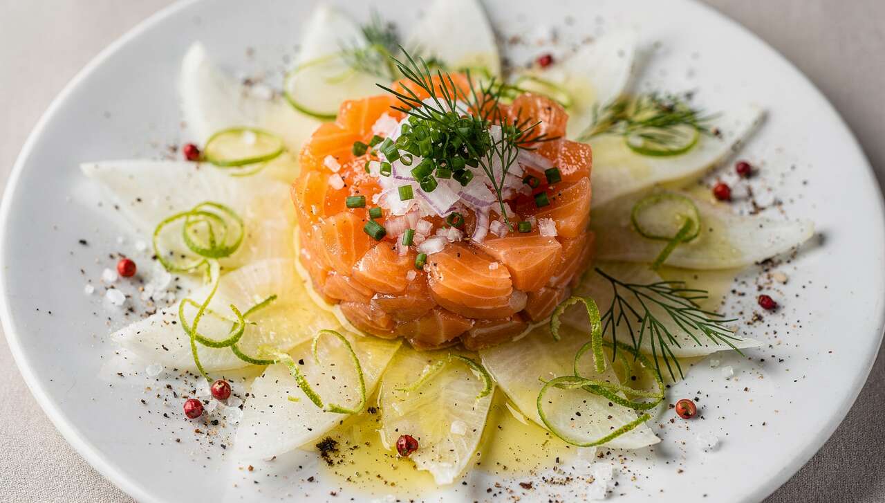 Tartare de saumon au citron vert et salade de fenouil
