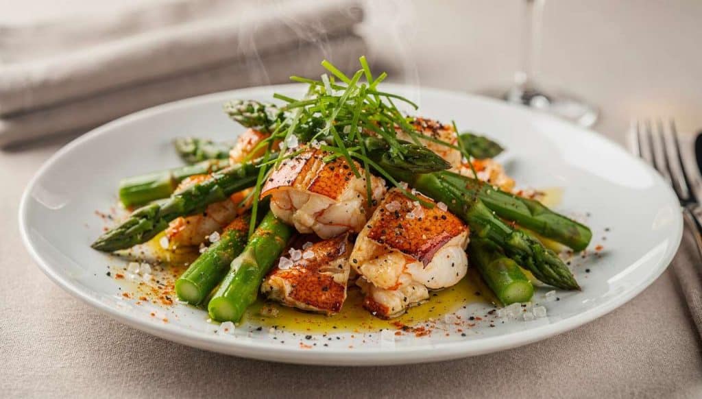 Salade tiède de homard et asperges vertes : recette raffinée