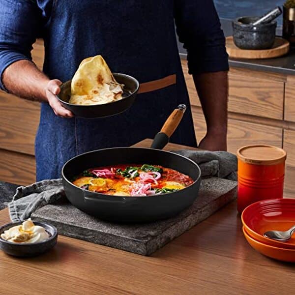 Découvrez notre test de la sauteuse Le Creuset 28 cm en fonte émaillée noir mat : polyvalence, design élégant et cuisson parfaite. Idéale pour votre cuisine.