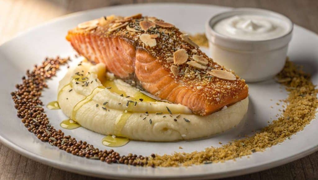 Pavé de saumon pané à l'amande et écrasé de panais