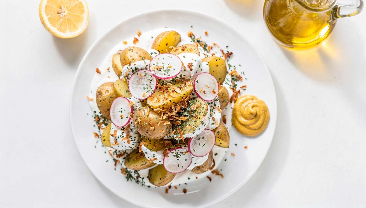 Salade de pommes de terre printanière : recette facile avec sauce yaourt