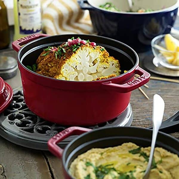 Découvrez notre test complet de la cocotte ronde STAUB en fonte 2, 75 l cerise : performances, design et durabilité au rendez-vous pour des plats savoureux et réconfortants