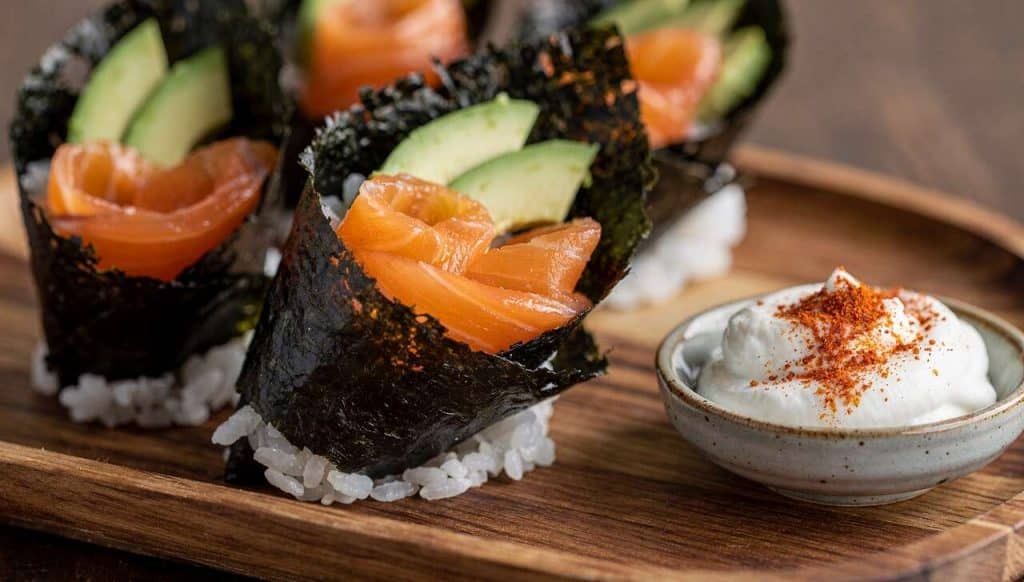 Temaki d'avocat au saumon fumé et crème au piment d'Espelette