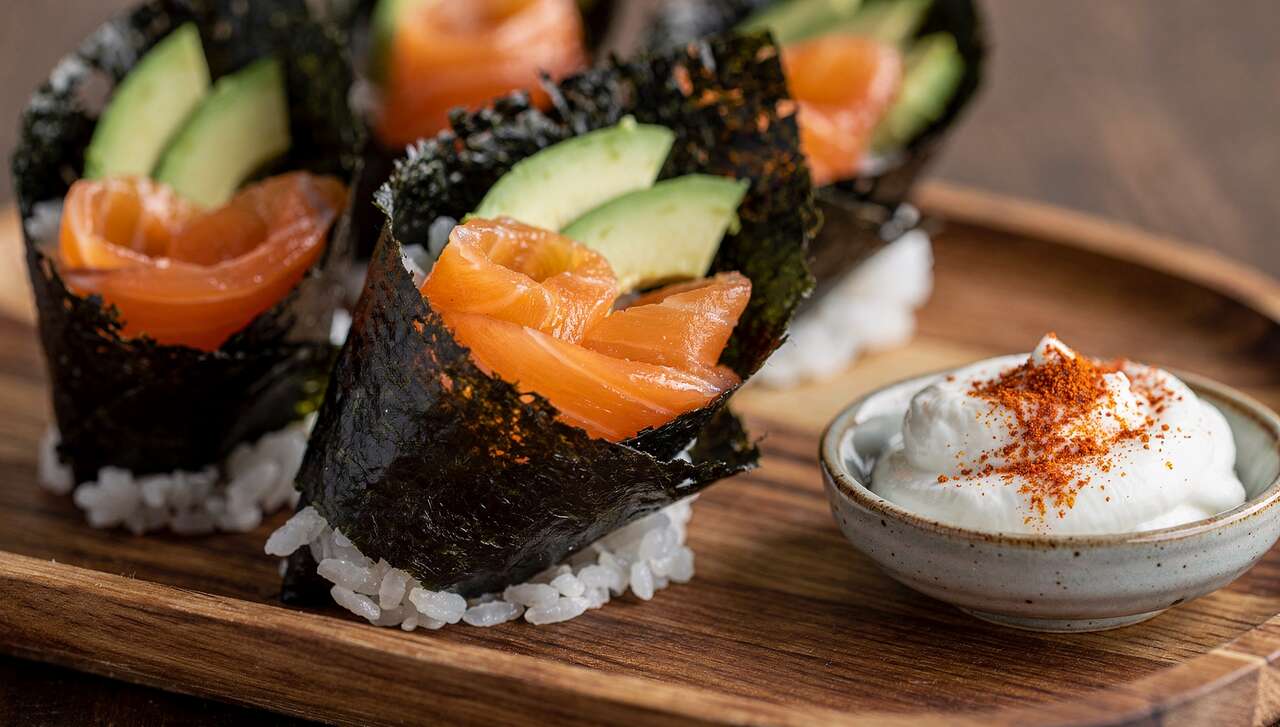 Temaki d'avocat au saumon fumé et crème au piment d'Espelette