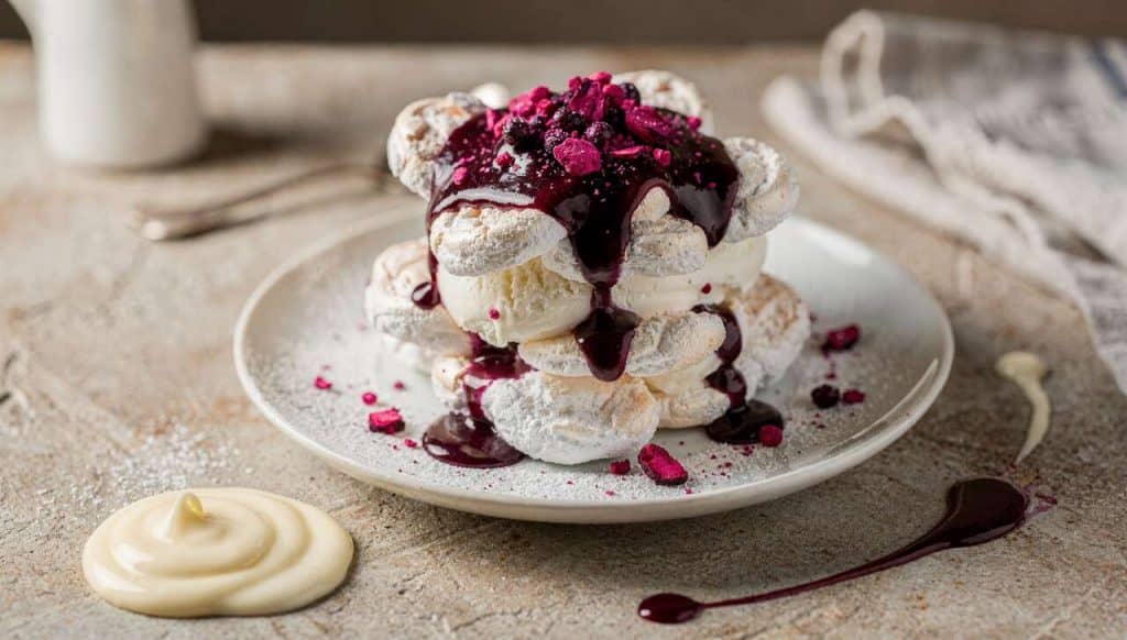 Vacherin glacé cassis et meringue croquante