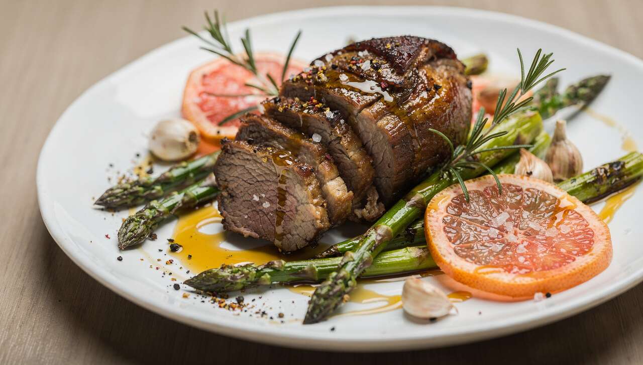 Épaule d'agneau braisée au pamplemousse et asperges vertes