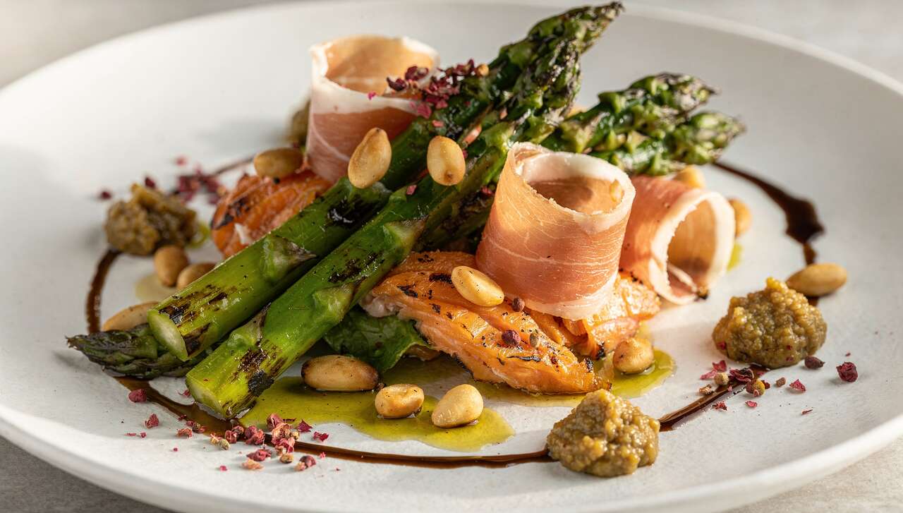 Salade d'asperges grillées au jambon de Parme et truite fumée