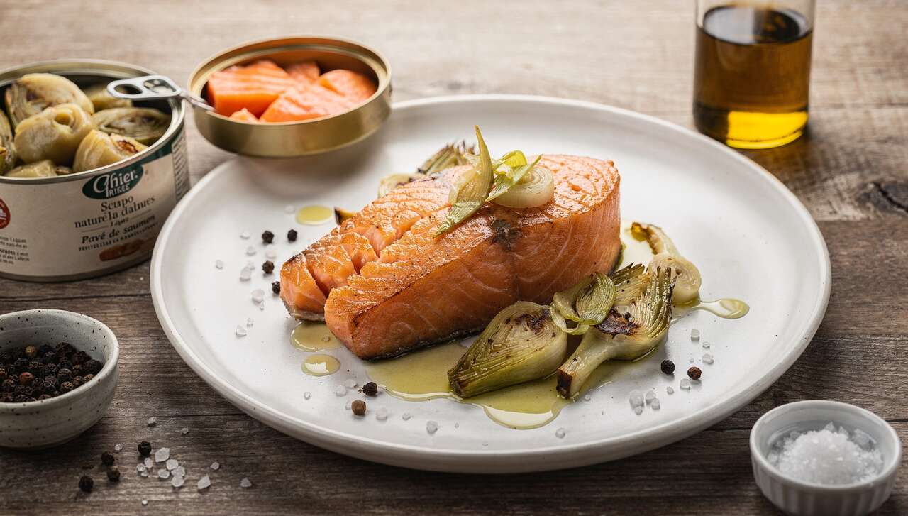 Pavé de saumon à l'unilatérale : recette d'artichauts sautés et oignons nouveaux