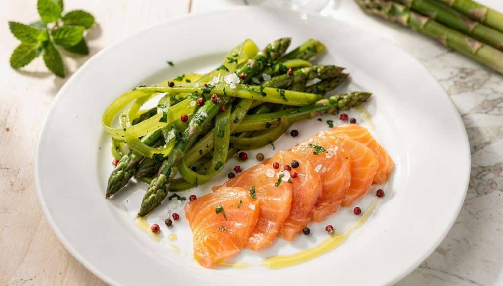 Émincé d'asperges vertes à la menthe et saumon mariné minute