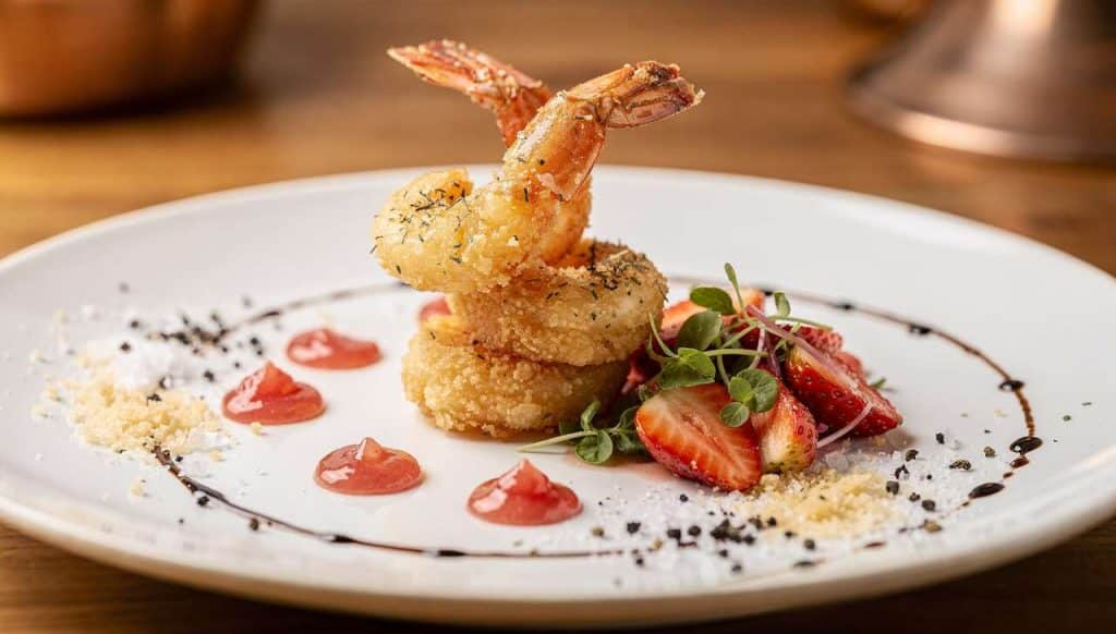Gambas croustillantes au basilic : salade aux fraises et chutney de rhubarbe