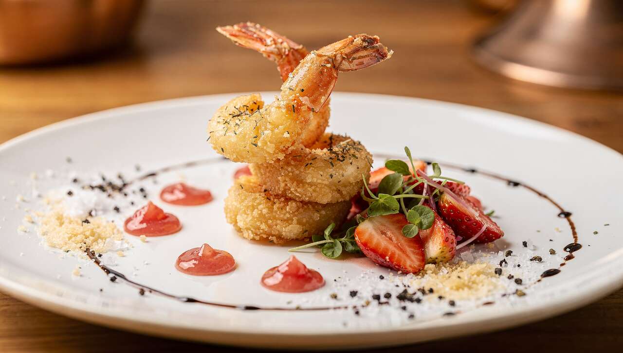 Gambas croustillantes au basilic : salade aux fraises et chutney de rhubarbe